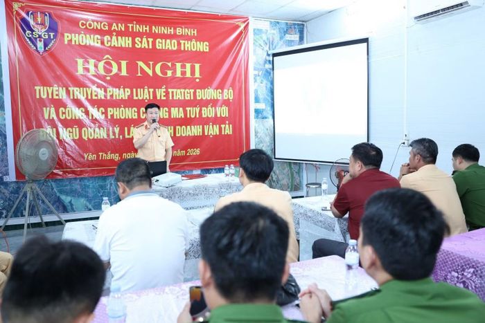 Trạm Cảnh sát giao thông Tam Điệp tuyên truyền pháp luật về TTATGT và phòng, chống ma túy đối với hoạt động vận tải đường bộ.