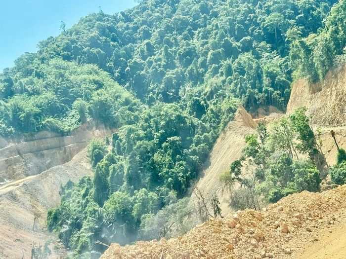 Dự án mở đường nối đi ngang rừng phòng hộ đầu nguồn nằm trên địa bàn xã Cồn Tiên.