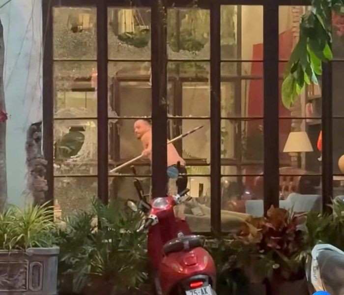 Vị khách nước ngoài có hành vi hung hăng, đập phá tài sản tại một quán cà phê trên địa bàn.