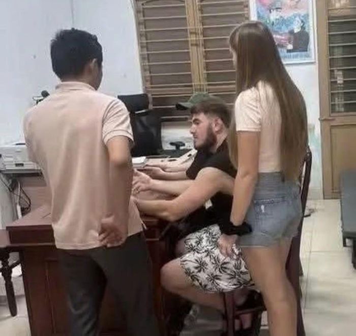 Cơ quan chức năng làm việc với du khách nước ngoài có hành vi đạp ô tô, tát tài xế sau va chạm giao thông xảy ra tại Đà Nẵng.
