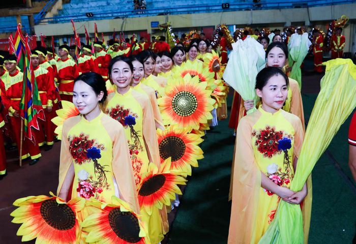 Khi tiếng còi mãn cuộc vang lên cũng là lúc lễ trao Cup và màn ăn mừng của nhà tân vô địch V.league 2025/2026 bắt đầu. Đến góp vui cho lễ trao Cup của CLB Công an Hà Nội có hàng trăm học viên từ đội trống hội của Học viện Cảnh sát nhân dân.