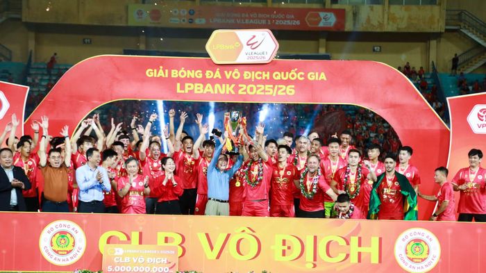 Khoảnh khắc được chờ đợi cuối cùng cũng đến khi ban tổ chức trao Cup vô địch cho CLB Công an Hà Nội. Trong ảnh Thứ trưởng Lê Quốc Hùng cùng các đại biểu và CLB Công an Hà Nội trong buổi lễ nhận Cup vô địch.