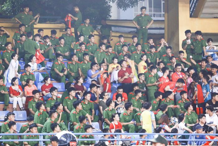 Trận đấu cũng thu hút đông đảo người hâm mộ, cán bộ chiến sĩ Công an tới xem. Khán đài Hàng Đẫy chật kín người trong ngày hôm nay.