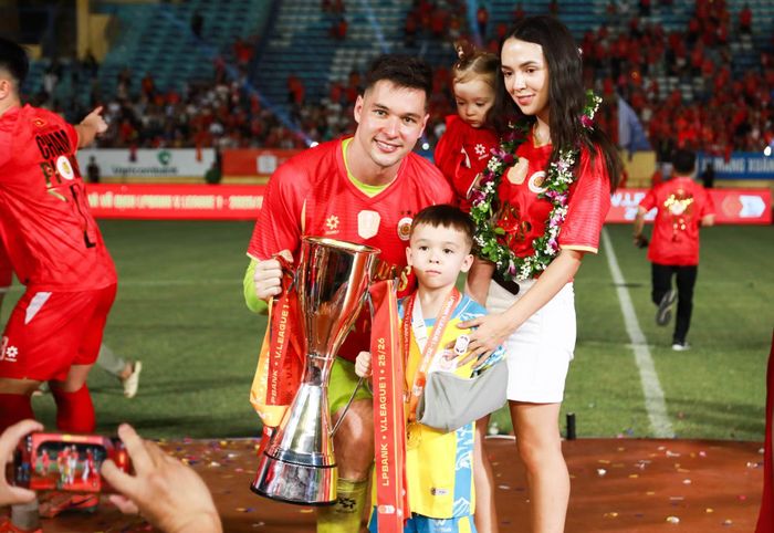 Thủ thành Nguyễn Filip hạnh phúc cùng gia đình trong ngày nhận Cup vô địch