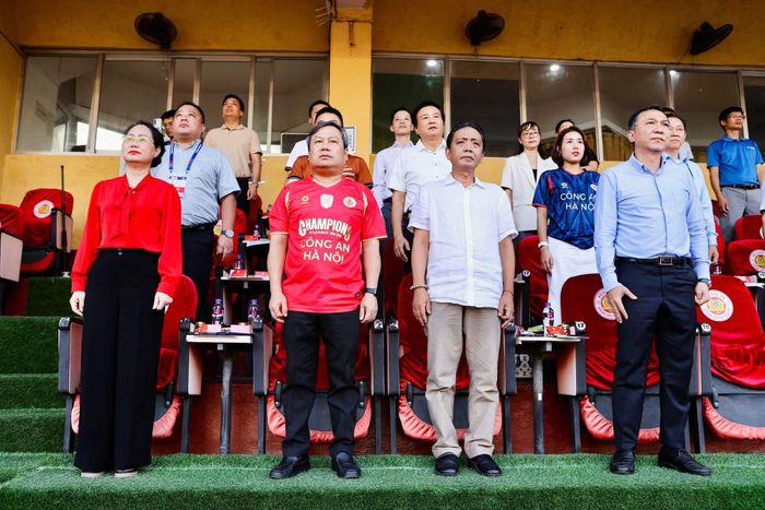 Cùng dự khán trận đấu này còn có các đồng chí: Lâm Thị Phương Thanh,Ủy viên Trung ương Đảng, Bộ trưởng Bộ Văn hóa, Thể thao và Du lịch; Vũ Đại Thắng, Chủ tịch UBND thành phố Hà Nội. Ngoài ra còn có lãnh đạo Bộ Văn hóa, Thể thao và Du lịch, lãnh đạo Công an thành phố Hà Nội, lãnh đạo Liên đoàn Bóng đá Việt Nam.