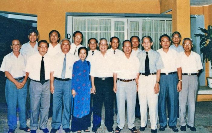 Thủ tướng Võ Văn Kiệt và các chuyên gia kinh tế (PGS.TS Nguyễn Văn Nam, hàng 2, thứ 2 từ trái trong thời gian làm Tổ tư vấn của Thủ tướng). Ảnh: NVCC