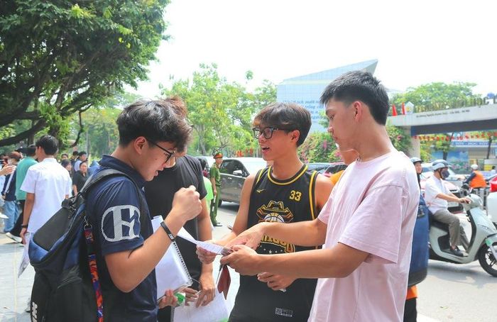 Thí sinh kiểm tra đáp án sau bài thi môn Toán. Ảnh: Thiên Ân