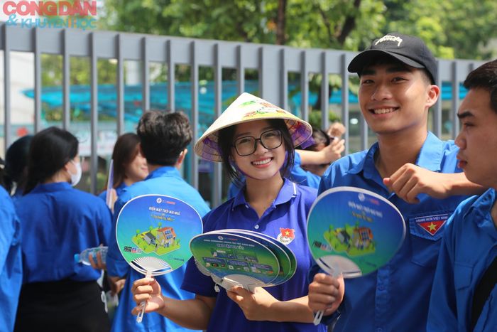 Các đoàn viên, thanh niên tình nguyện luôn có mặt tại các điểm thi để hỗ trợ, hướng dẫn và tiếp sức cho thí sinh, trở thành một phần không thể thiếu của mỗi mùa thi.
