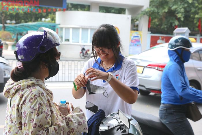 Nụ cười nhẹ nhõm của thí sinh sau những giờ phút căng thẳng trong phòng thi.