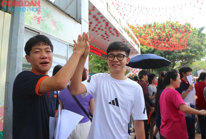 Đôi bạn thân cùng tên Minh vui vẻ đập tay ăn mừng sau khi hoàn thành bài thi môn Toán. Hai em cho biết đã làm bài khá tốt và tự tin có thể trúng tuyển nguyện vọng 1 vào Trường Trung học phổ thông Cầu Giấy. Theo đánh giá của các em, đề thi năm nay có độ phân hóa cao, trong đó câu hỏi khó chủ yếu tập trung ở phần hình học, đòi hỏi thí sinh phải có khả năng tư duy và vận dụng kiến thức linh hoạt.