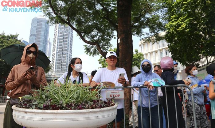 Thời tiết nắng nóng, oi bức, nhiều phụ huynh vẫn kiên nhẫn đứng chờ bên ngoài điểm thi với tâm trạng vừa hồi hộp, vừa mong ngóng con hoàn thành tốt bài thi.