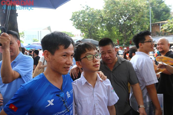 Người bố động viên, chia sẻ cùng con sau khi kết thúc môn thi.