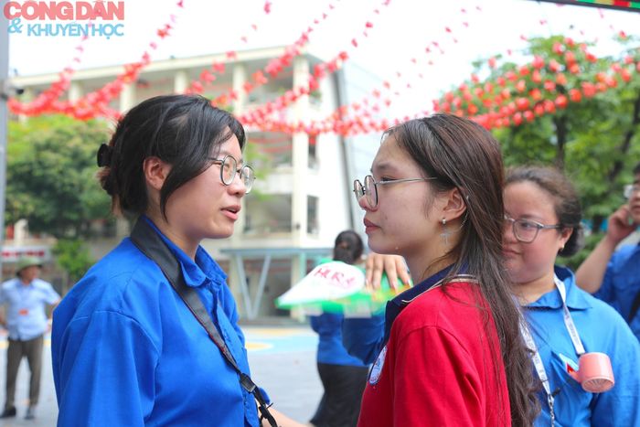 Tuy nhiên, bên cạnh những nụ cười rạng rỡ, vui mừng, không ít thí sinh đã bật khóc ngay tại cổng trường sau giờ thi Toán vì tiếc nuối khi nhận ra mình làm sai hoặc đánh mất những điểm số đáng tiếc.