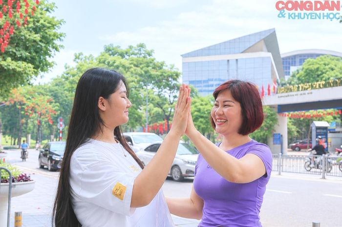 Nụ cười rạng rỡ khép lại một kỳ thi quan trọng, đồng thời mở ra một hành trình mới – nơi mẹ vẫn sẽ tiếp tục là người đồng hành, sẻ chia và tiếp sức cho con.