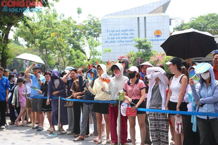 Sáng ngày 31/5, hơn 123. 000 thí sinh Hà Nội làm bài thi môn Toán - môn thi cuối cùng của kỳ thi vào lớp 10 trung học phổ thông công lập không chuyên năm học 2026-2027. Theo ghi nhận của phóng viên, dù chưa kết thúc thời gian làm bài, nhiều phụ huynh đã có mặt từ sớm trước cổng điểm thi để chờ đón các con sau buổi thi.