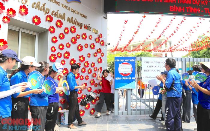Thí sinh đầu tiên bước ra khỏi điểm thi Trường Trung học cơ sở Dịch Vọng (Cầu Giấy) với nụ cười rạng rỡ.