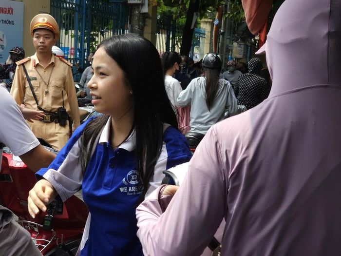 Với sự chuẩn bị kỹ lưỡng, thí sinh tại điểm thi trường THPT Trần Nguyên Hãn tự tin bước vào kỳ thi. Ảnh: Tuệ Nhi
