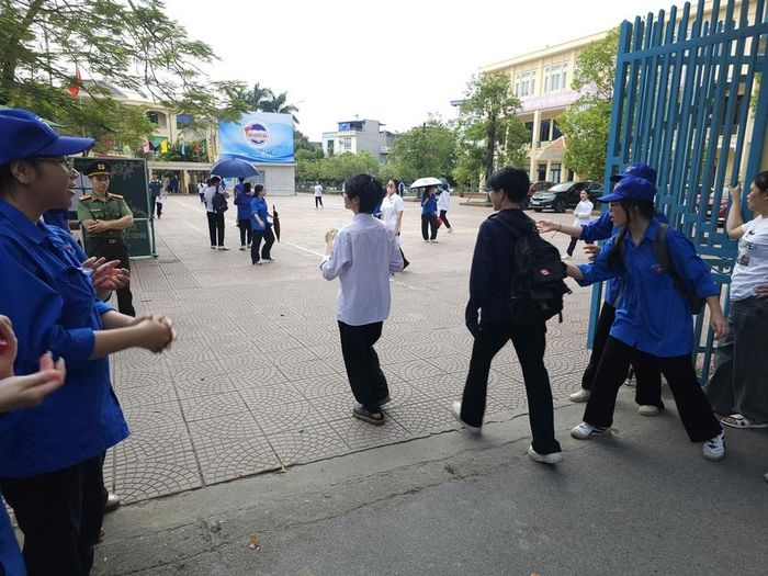 Các thí sinh đến điểm thi tại trường THPT Trần Nguyên Hãn rất sớm. Ảnh: Tuệ Nhi