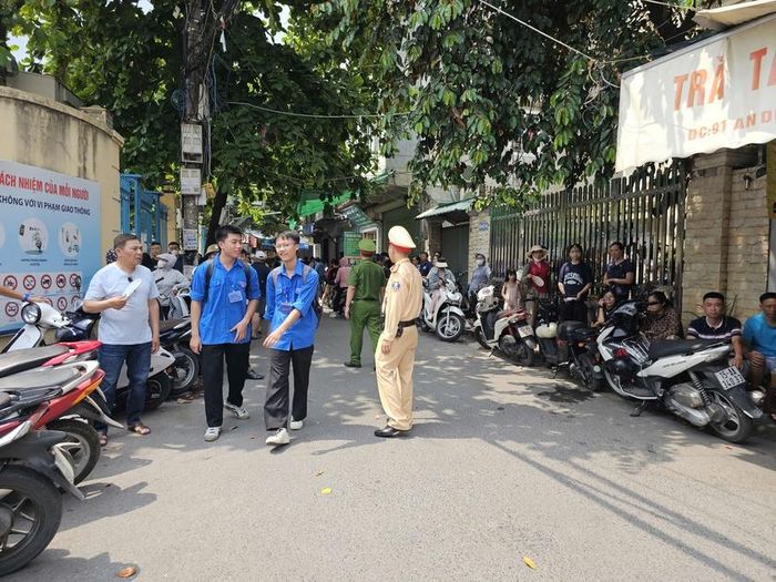 Lực lượng chức năng có mặt đảm bảo an ninh trật tự và điều tiết giao thông tại các điểm thi. Ảnh: Tuệ Nhi