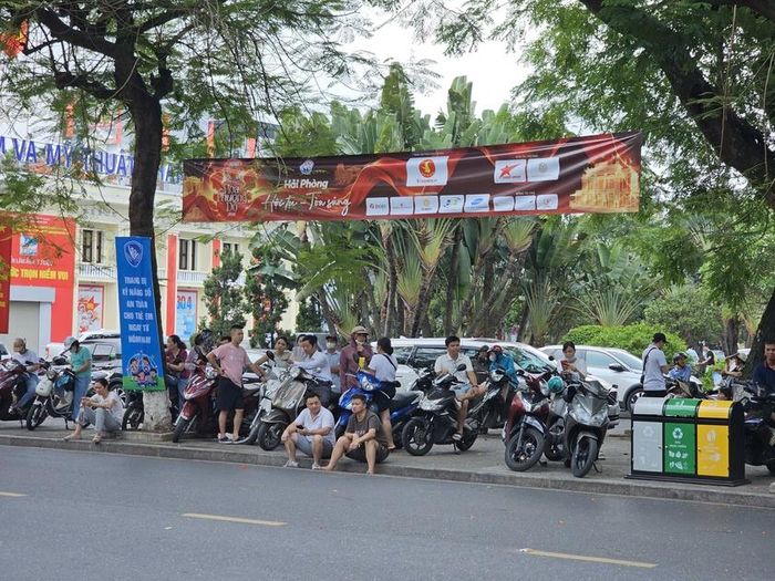 Bất chấp thời tiết oi bức, các phụ huynh vẫn ở lại chờ con, em thi xong. Ảnh: Tuệ Nhi