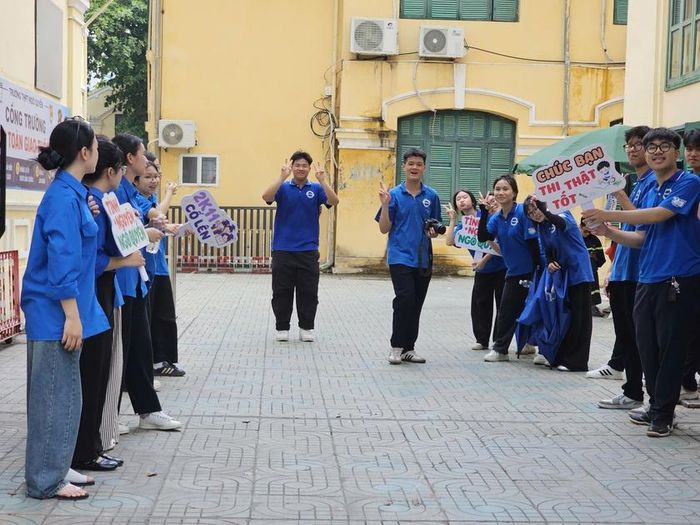 Tình nguyện viên tại điểm thi Trường THPT Ngô quyền có mặt từ rất sớm để hỗ trợ và động viên các thí sinh. Ảnh: Tuệ Nhi