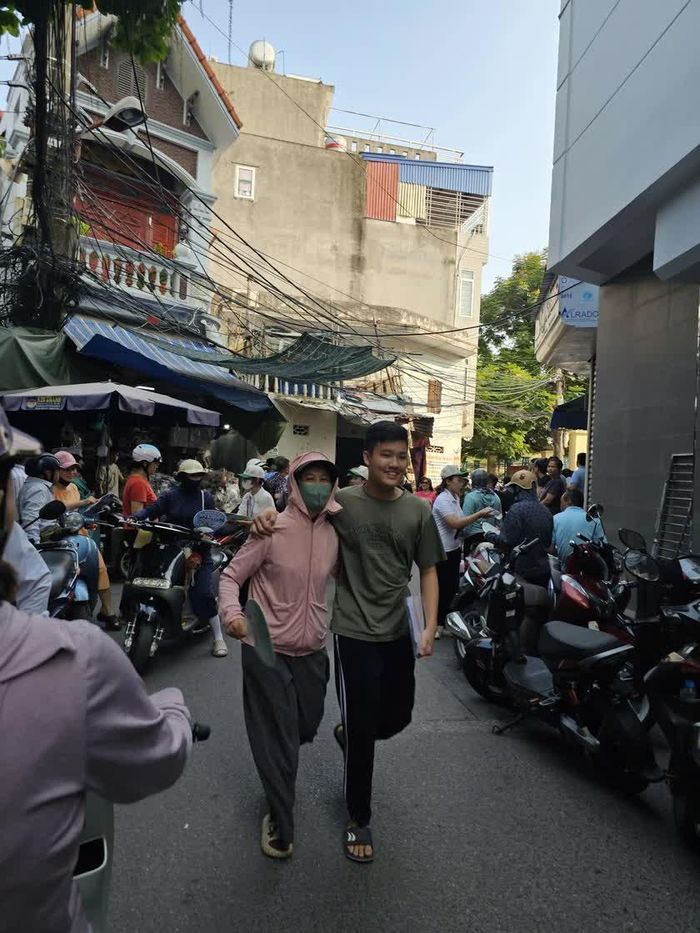 Phụ huynh cùng thí sinh bày tỏ niềm vui làm được bài. Ảnh: Tuệ Nhi