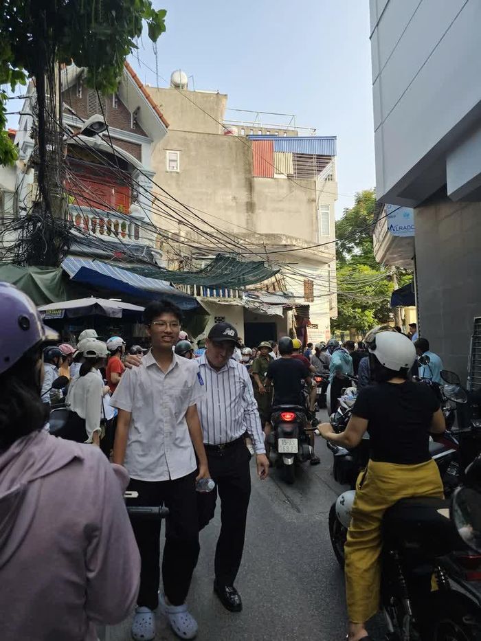 Nhiều thí sinh tự đánh giá bài thi được từ 9.5 đến 10 điểm. Ảnh: Tuệ Nhi