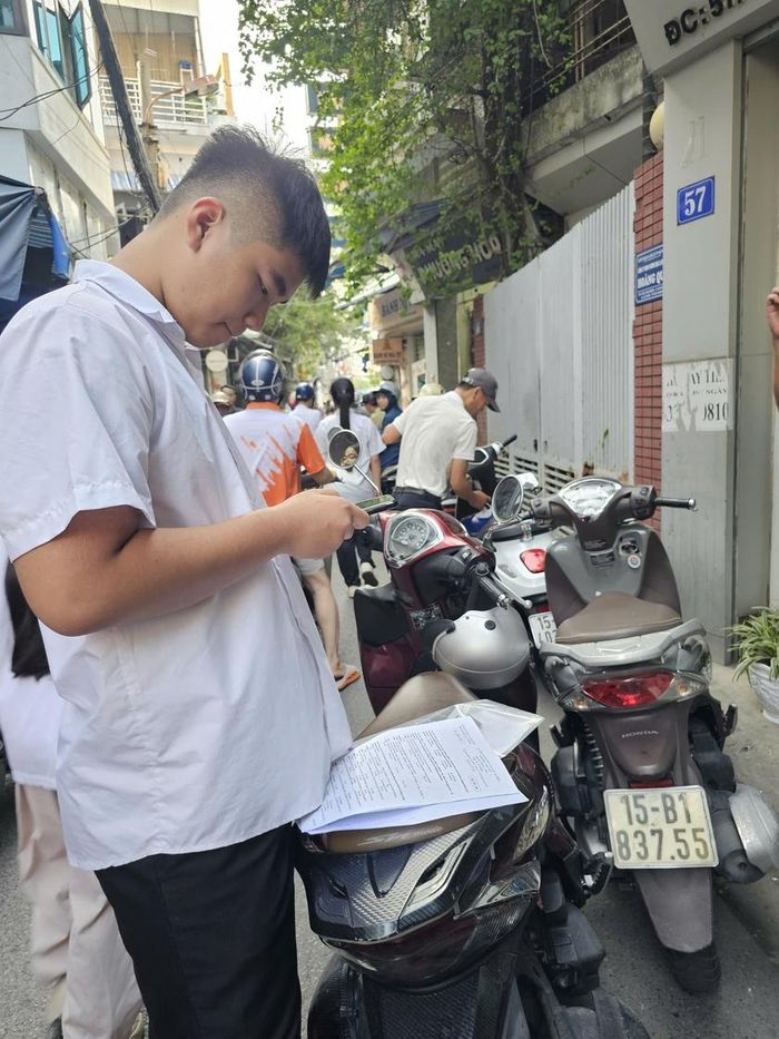 Thí sinh tra điểm ngay khi rời phòng thi. Ảnh: Tuệ Nhi