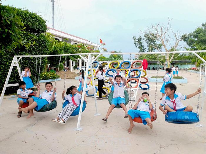 Cần có những sân chơi an toàn cũng như không gian sinh hoạt cộng đồng lành mạnh cho trẻ em.