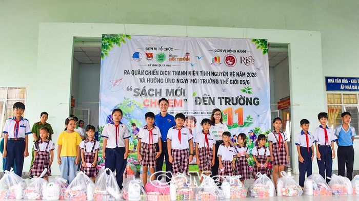 Anh Ngô Quốc Quận, Bí thư Xã đoàn Vĩnh Lợi, trao quà cho học sinh có hoàn cảnh khó khăn tại lễ ra quân Chiến dịch Thanh niên tình nguyện hè năm 2026.