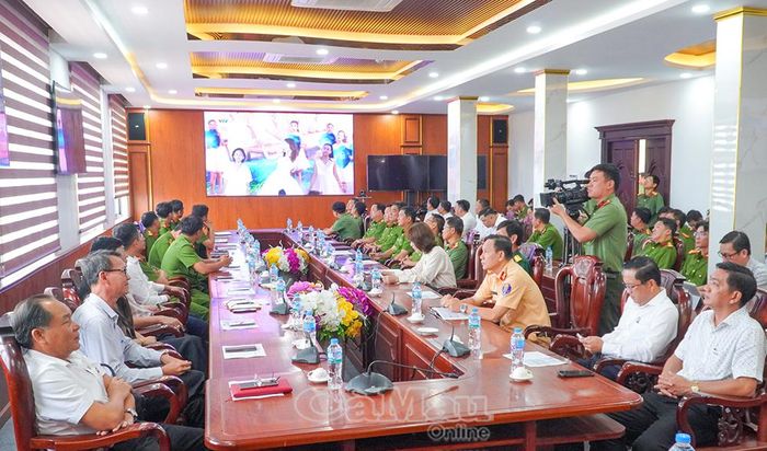 Các đại biểu tham dự Lễ phát động chương trình “Bảo vệ và hỗ trợ trẻ em phát triển trên môi trường mạng giai đoạn 2026-2030” tại điểm cầu Công an tỉnh Cà Mau. Ảnh: CHÍ DIỆN