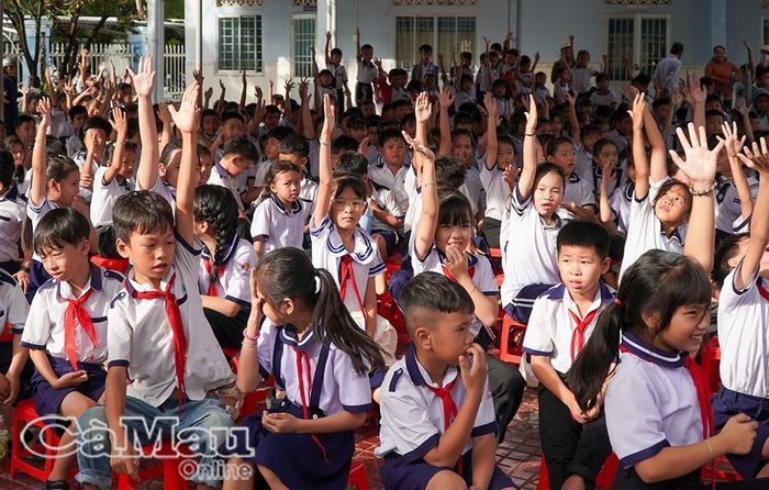 Các em học sinh hào hứng tham gia trả lời câu hỏi tìm hiểu kiến thức phòng cháy chữa cháy.