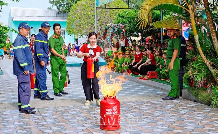  Hoạt động trải nghiệm thực tế giúp giáo viên, học sinh mạnh dạn, tự tin hơn trong xử lý các tình huống khẩn cấp.