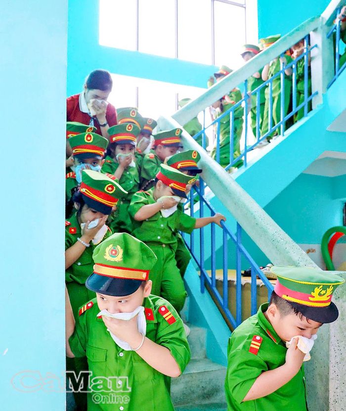  Học sinh Trường Mầm non Phước Long thực hành kỹ năng thoát hiểm an toàn trong tình huống giả định có cháy xảy ra.