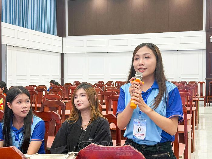 Phần giao lưu bằng tiếng Anh nhận quà đầy hào hứng của các bạn sinh viên.