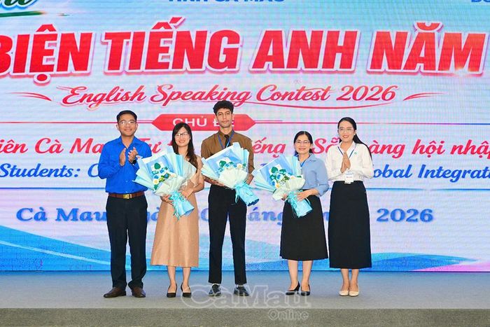 Phó Bí thư Thường trực Tỉnh đoàn Trần Đăng Khoa và