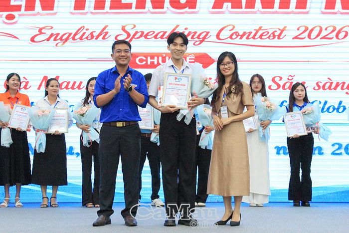 Phó Bí thư Thường trực Tỉnh đoàn Trần Đăng Khoa và Giám đốc Trung tâm Ngoại ngữ Việt Anh Vũ Thu Hà trao phần thưởng giải Nhất cho thí sinh Ngô Cương.