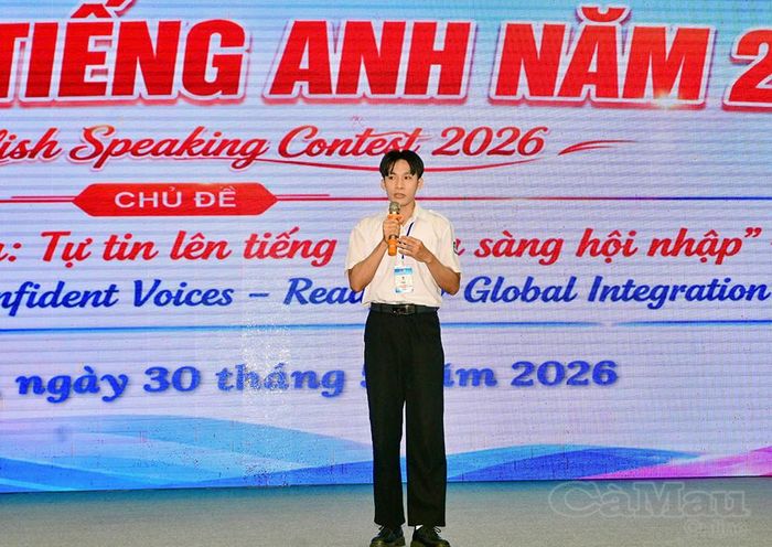 Thí sinh Ngô Cương (Trường Đại học Bình Dương phân hiệu Cà Mau) tự tin trong phần thi thuyết trình và phản biện trước Ban giám khảo.