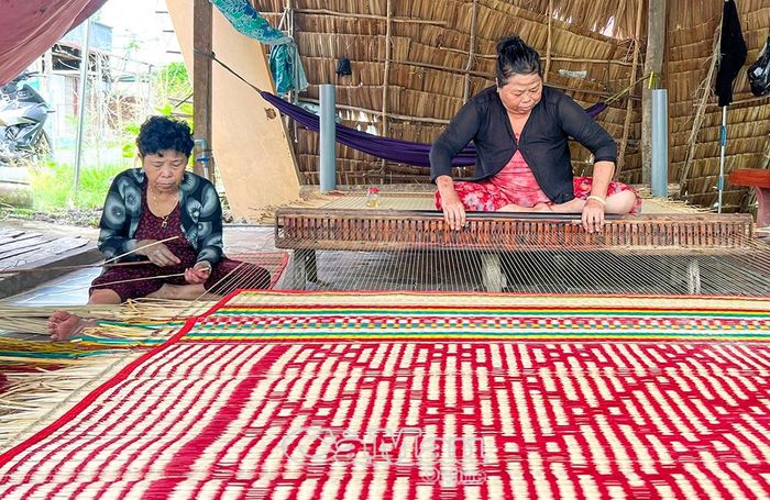 Nghề dệt chiếu ở Ngan Dừa ngày càng mai một dần.