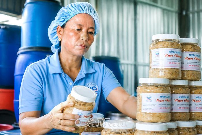 Với chị Phan Thị Chuyển, mỗi hũ mắm cá sơn không chỉ là sản phẩm quê nhà mà còn gửi gắm tình yêu và niềm tự hào về hương vị miền biển Đất Mũi.