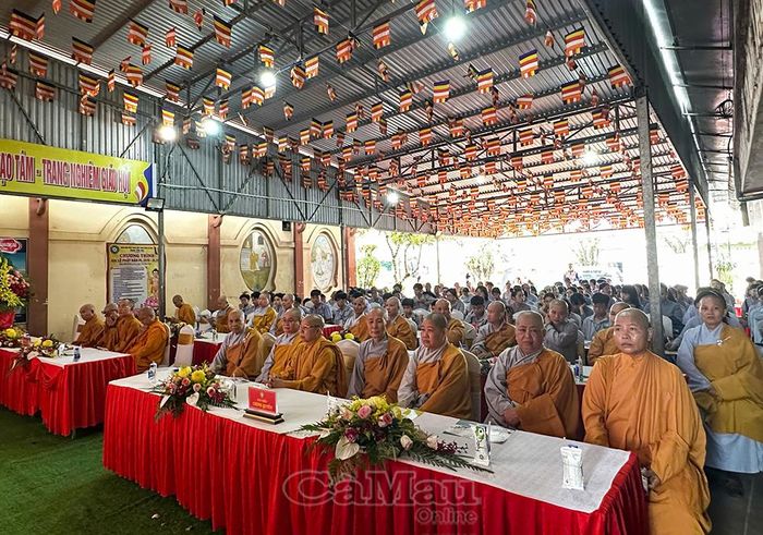 Ban Trị sự GHPGVN tỉnh Cà Mau và đông đảo tăng ni, phật tử tham dự buổi tuyên truyền pháp luật về an toàn giao thông.
