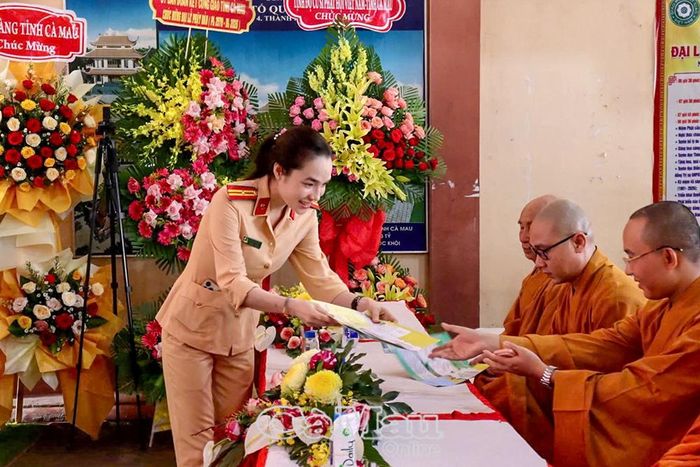 Cán bộ Phòng CSGT phát tờ rơi tuyên truyền ATGT.