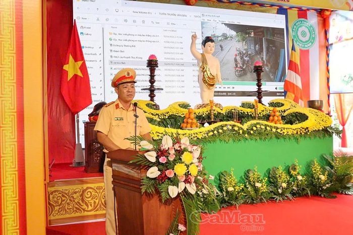 Trung tá Phạm Vũ Khanh, Phó Đội trưởng Đội Tuyên truyền, điều tra giải quyết tai nạn và xử lý vi phạm giao thông (Phòng CSGT), phổ biến Luật Trật tự, an toàn giao thông đường bộ năm 2024 qua bảng trình chiếu.