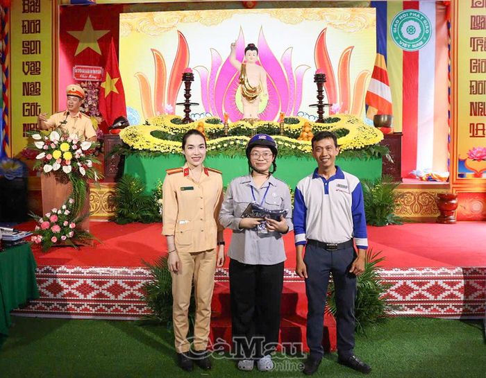 Phật tử hào hứng tham gia đố vui có thưởng, trả lời câu hỏi liên quan đến quy dịnh pháp luật về an toàn giao thông và nhận quà từ Hệ thống HEAD Nam Bình.