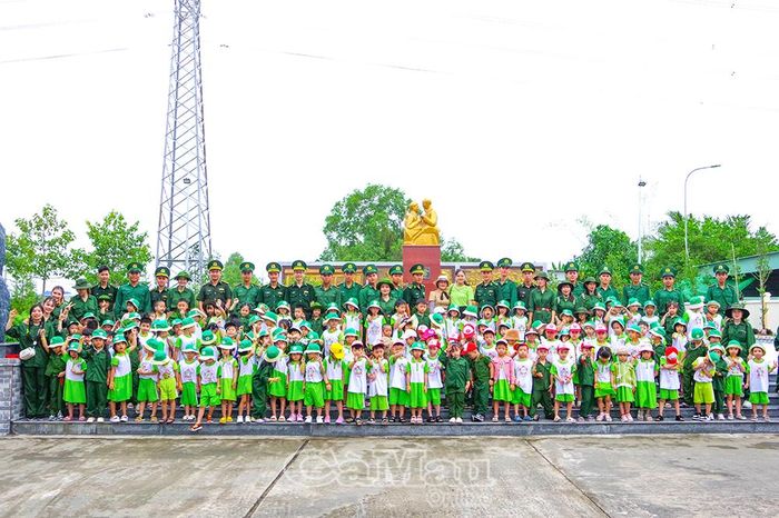 Học sinh Trường Mẫu giáo Dầu khí Cà Mau tham quan, tìm hiểu truyền thống tại tượng đài “Bác Hồ với chiến sĩ Biên phòng” trong khuôn viên Ban Chỉ huy Bộ đội Biên phòng Cà Mau.