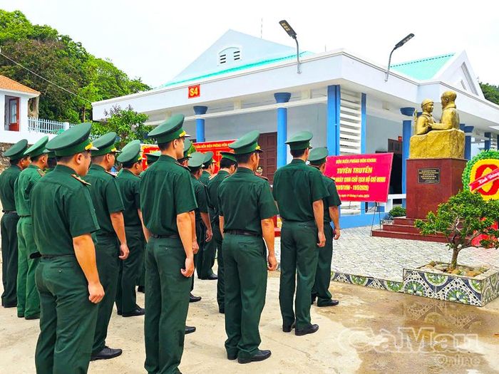  Đồn Biên phòng Hòn Khoai tổ chức hoạt động ôn lại truyền thống dịp kỷ niệm 136 năm Ngày sinh Chủ tịch Hồ Chí Minh tại tượng đài “Bác Hồ với chiến sĩ Biên phòng".