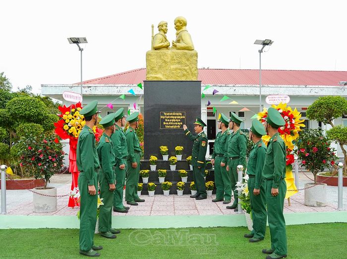 Đồn Biên phòng Gành Hào giáo dục truyền thống cách mạng, ý chí quyết tâm bảo vệ Tổ quốc cho chiến sĩ tại tượng đài “Bác Hồ với chiến sĩ Biên phòng”.