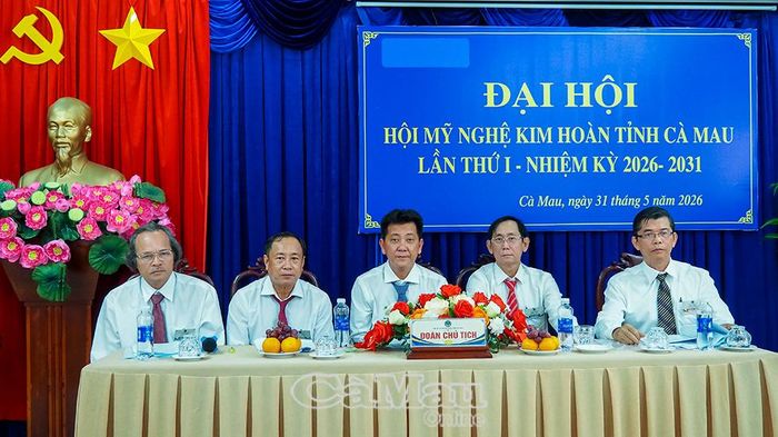 Đoàn chủ tịch chủ trì đại hội.
