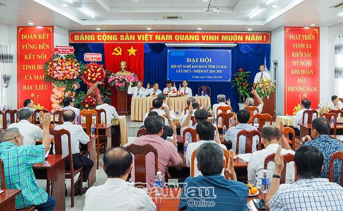 Đại biểu biểu quyết thông qua các nội dung quan trọng tại đại hội.