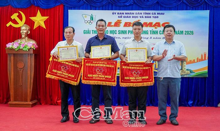 Ông Nguyễn Văn Nguyên (bìa phải), Giám đốc Sở GD&amp;ĐT, Trưởng Ban tổ chức trao giải Nhất toàn đoàn cho các đơn vị.